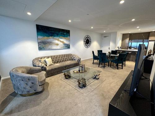 un soggiorno con divano e tavolo di Deluxe 3 Bedroom Apartment in Southbank a Melbourne