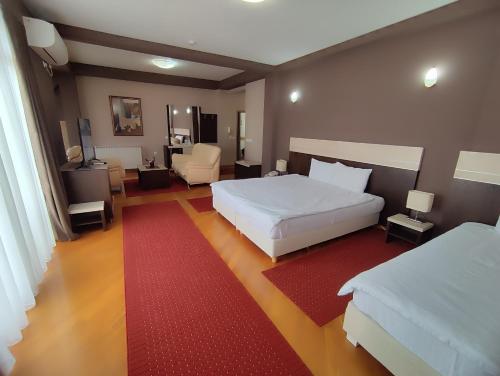 Cama ou camas em um quarto em Premier Hotel