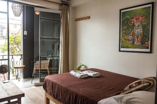 Black Llama Hostel Miraflores في ليما: غرفة نوم عليها سرير وفوط