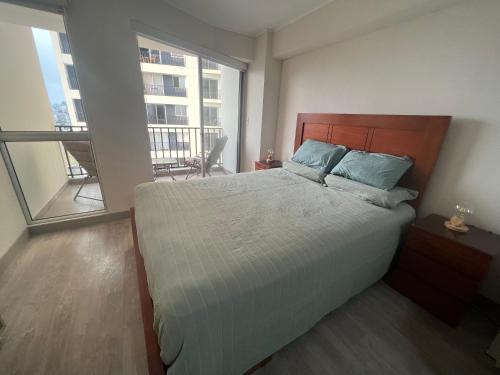 1 dormitorio con 1 cama grande y balcón en Moderno mini departamento de estreno, en Lima