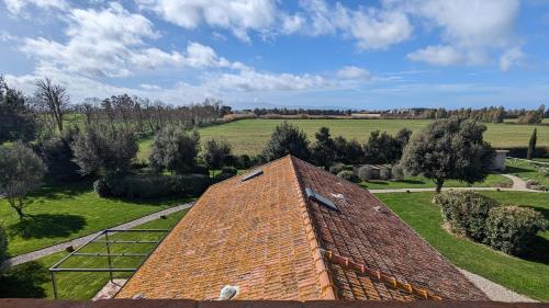 una vista aérea de un edificio de ladrillo en un campo en Agriturismo Poderedodici, en Orbetello