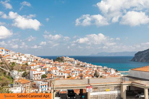 uitzicht op een stad met de oceaan bij Fasolaki, Skopelos Town in Skopelos Town