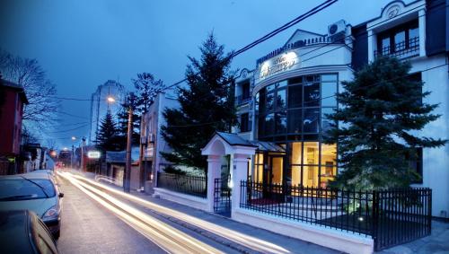 ein Gebäude in einer Stadtstraße in der Nacht in der Unterkunft Garni Hotel Vozarev in Belgrad