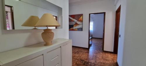 una lámpara en un mostrador en una habitación con pasillo en Modern & Cosy Apartment in Fundão Centre, en Fundão