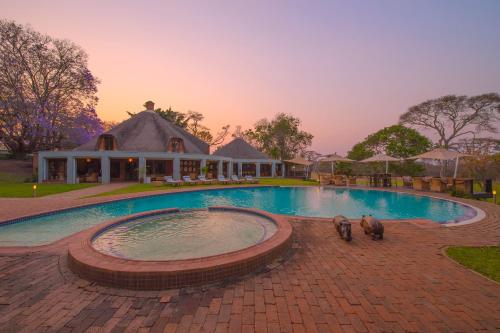 Kolam renang di atau di dekat Lilayi Lodge