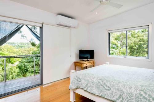 Cama ou camas em um quarto em Large Tugun Modern House minutes to the beach