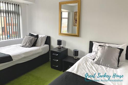 Great Sankey Serviced Accommodation tesisinde bir odada yatak veya yataklar