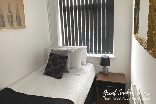 Great Sankey Serviced Accommodation tesisinde bir odada yatak veya yataklar