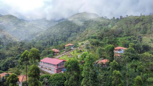 un edificio en medio de una montaña en ZACS VALLEY RESORT, Kodaikanal, en Kodaikanal