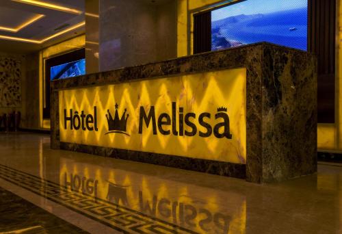 un panneau indiquant l'hôtel melissa dans un bâtiment dans l'établissement Melissa Hotel, à Oran