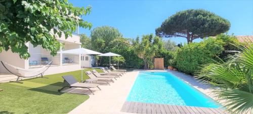 בריכת השחייה שנמצאת ב-Villa Montfleuri, vieille ville à pieds, vue mer, piscine, 8 pers או באזור