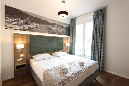 เตียงในห้องที่ Altstadt Hotel Hofwirt Salzburg