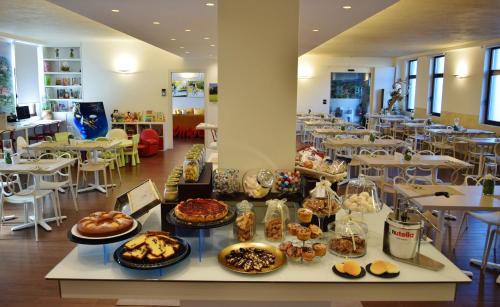 un buffet de comida en una mesa en un restaurante en Hotel Borgo Brianteo, en Ponte San Pietro