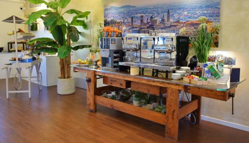 una cafetería con una barra con cafeteras en Hotel Borgo Brianteo, en Ponte San Pietro