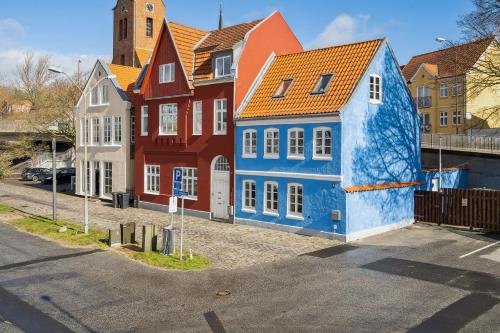 een groep kleurrijke huizen in een straat bij City Harbour House in Sønderborg