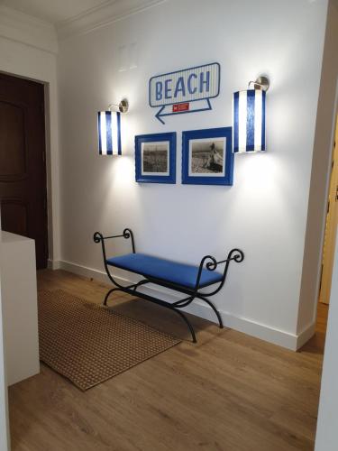 a blue bench sitting in a room with a wall at Casa "Vó Minda" - Nazaré - Alojamento Local in Nazaré