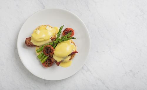 un piatto bianco di alimenti con patate e asparagi di Louisville Marriott Downtown a Louisville