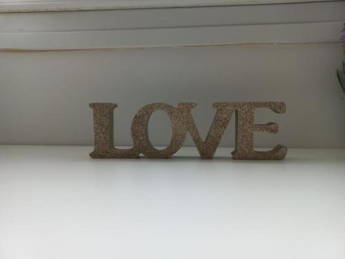 a sign that says love sitting on a shelf at Sevilla Aljarafe Room in Bormujos