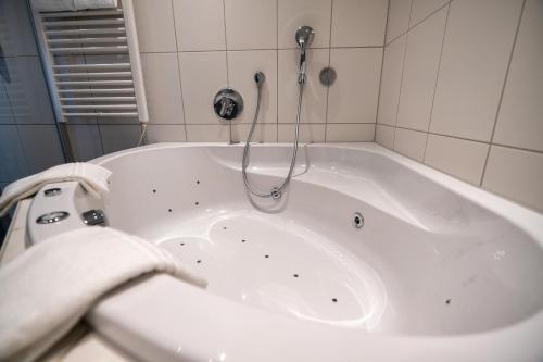 Un baño de b-smart hotel Schönenwerd