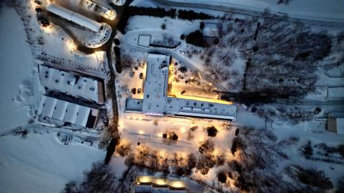 eine Luftansicht eines Gebäudes mit Lichtern im Schnee in der Unterkunft Krokus in Wisła