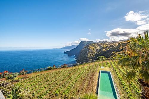 una vista sulla costa amalfi da un vigneto di Hotel Quinta Do Furao a Santana