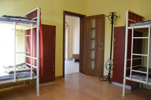 Cette chambre comprend 2 lits superposés et une porte. dans l'établissement Хостел ПІД ФІКУСОМ, à Ivano-Frankivsk