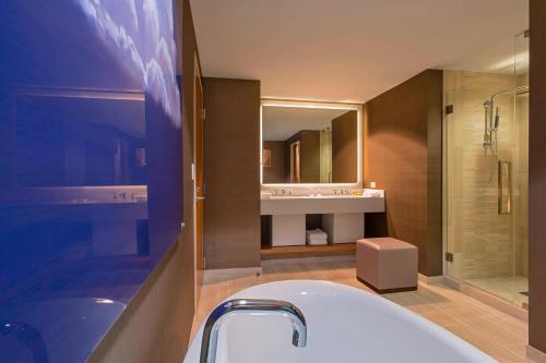 Un baño de The Westin at The Woodlands