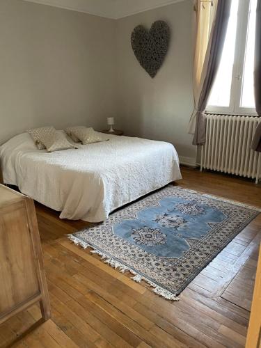 um quarto com uma cama e um tapete no chão em Le millesime 2 : hyper centre em Troyes