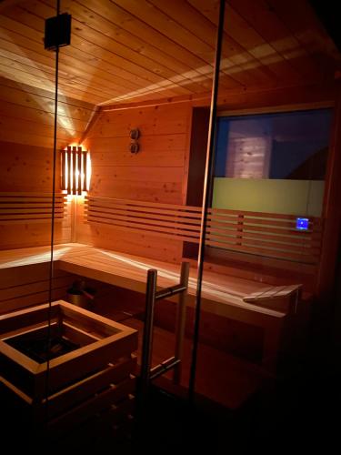 all'interno di una sauna con luce accesa di Villa Major a Göhren-Lebbin