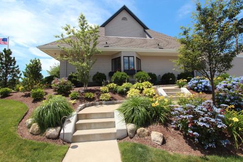 ein Haus mit einem Garten mit Blumen in der Unterkunft Wellington Resort in Newport