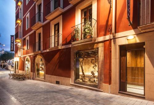 une rue vide devant un bâtiment dans l'établissement Hostal Noria, à Tarragone