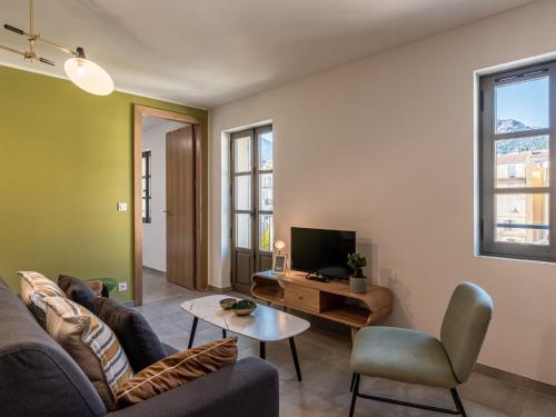 - un salon avec un canapé et une télévision dans l'établissement Apartment Padova T2 sup by Interhome, à Corte