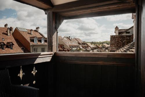 - une vue sur la ville depuis la fenêtre d'un bâtiment dans l'établissement Goldener Schlüssel, à Berne