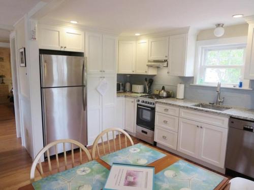 Una cocina o cocineta en 13 Garden Lane Dennisport Cape Cod - Sol et Mer