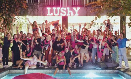 Asiakkaita majoituspaikassa Lushy Hostel Canggu