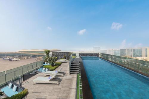 Басейн в или близо до Fairfield by Marriott Mumbai International Airport