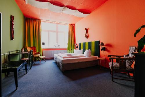 um quarto de hotel com uma cama e uma janela em LaLeLu Hostel Dresden em Dresden