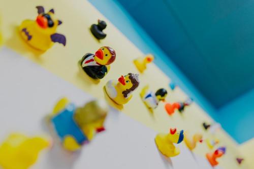 um grupo de patos de borracha de brinquedo sobre uma mesa em LaLeLu Hostel Dresden em Dresden