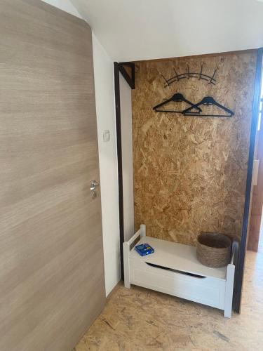 pokój z drzwiami i ścianą z obrazem w obiekcie Apartman Kaja w Zagrzebiu