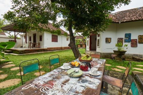 Comida na casa de hóspedes ou em algum lugar perto