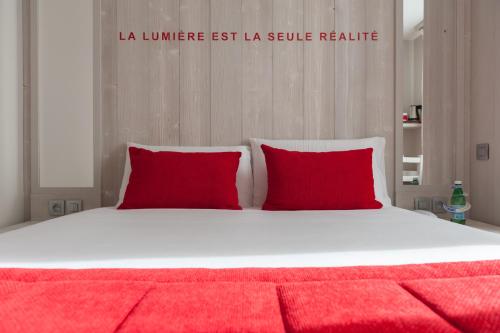 Una cama o camas en una habitación de Hôtel le 209 Paris Bercy