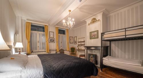 een slaapkamer met een bed en een stapelbed bij Talbot House in Poperinge