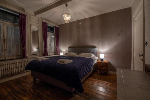 een slaapkamer met een bed met twee handdoeken erop bij Talbot House in Poperinge