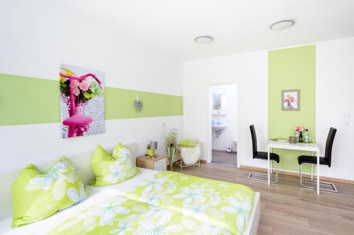 เตียงในห้องที่ Breisach City-Appartements