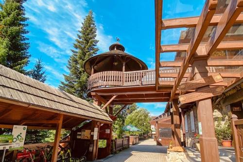 een gebouw met een balkon aan de straatkant bij Hotel Sepetná - Silvestr s polopenzí, animačním programem a silvestrovskou párty! in Ostravice