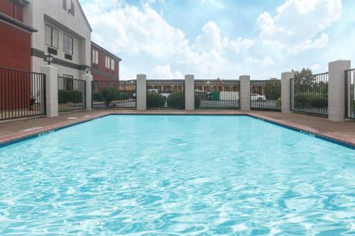 Piscina de la sau aproape de Super 8 by Wyndham Southaven