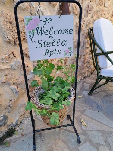 マリアにあるStella Apartments Maliaの鉢植えの看板