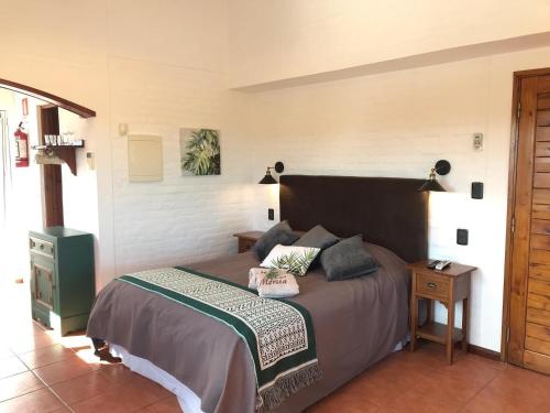 een slaapkamer met een groot bed in een kamer bij El Diablo Chic Colonial in Punta Del Diablo