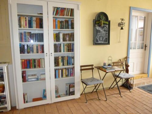 una camera con libreria, tavolo e scrivania di Stieglerhof Apartments Dr Eitner GnbR Bernd und Edeltrud a Illmitz