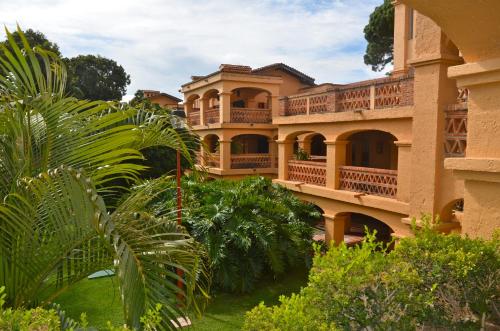 un grande edificio con balconi sul lato di Villas Danza del Sol a Ajijic